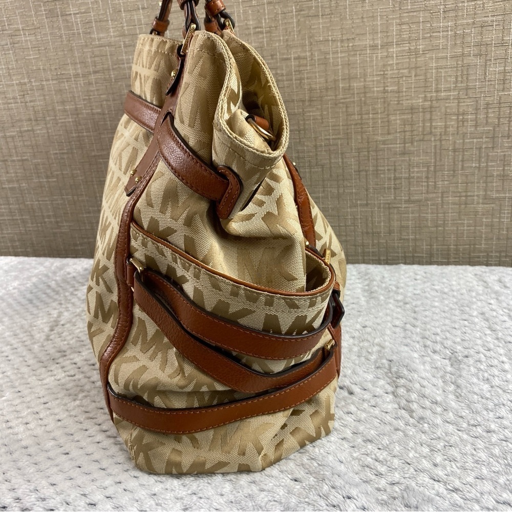 Michael Kors Large Gansevoort Tote‎ in Signature Monogram Beige Jacquard/Leather - Picture 4 of 16
